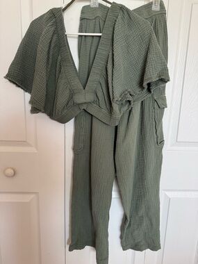 Aerie sage green pool to party flutter sleeve crop top & pant lounge set size S